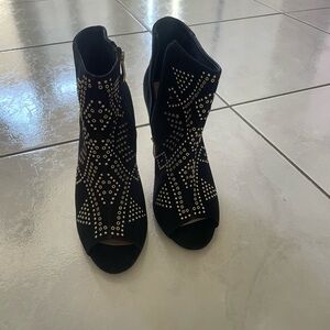 Black Shoes with Comfortable Fit and Stylish Design